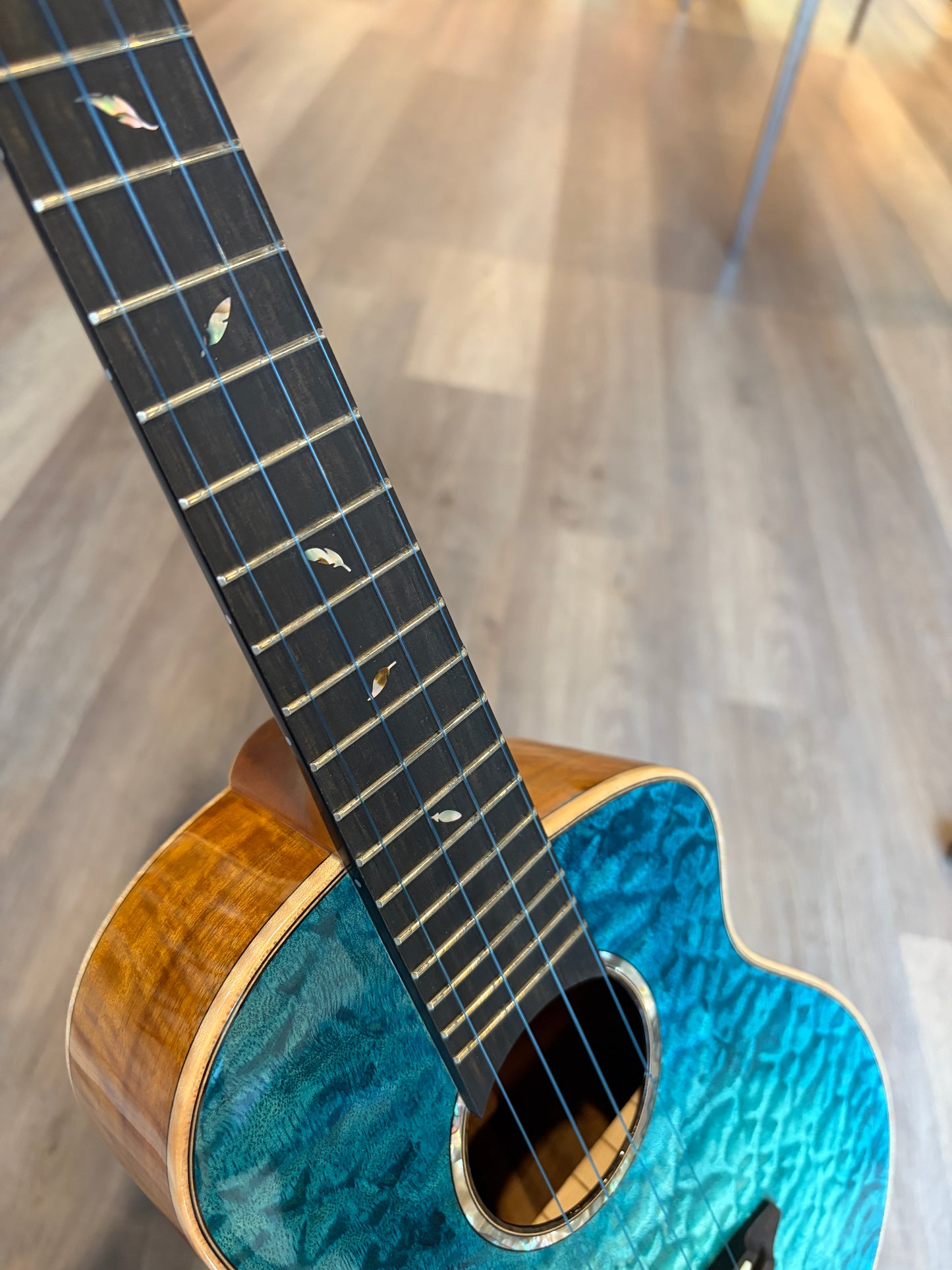 aNueNue UT188 Feather Bird Tenor