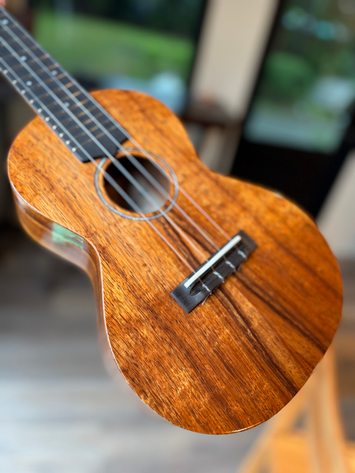 Tkitki Hawaiian koa/ ebony fretboard/ abalone rosette concert