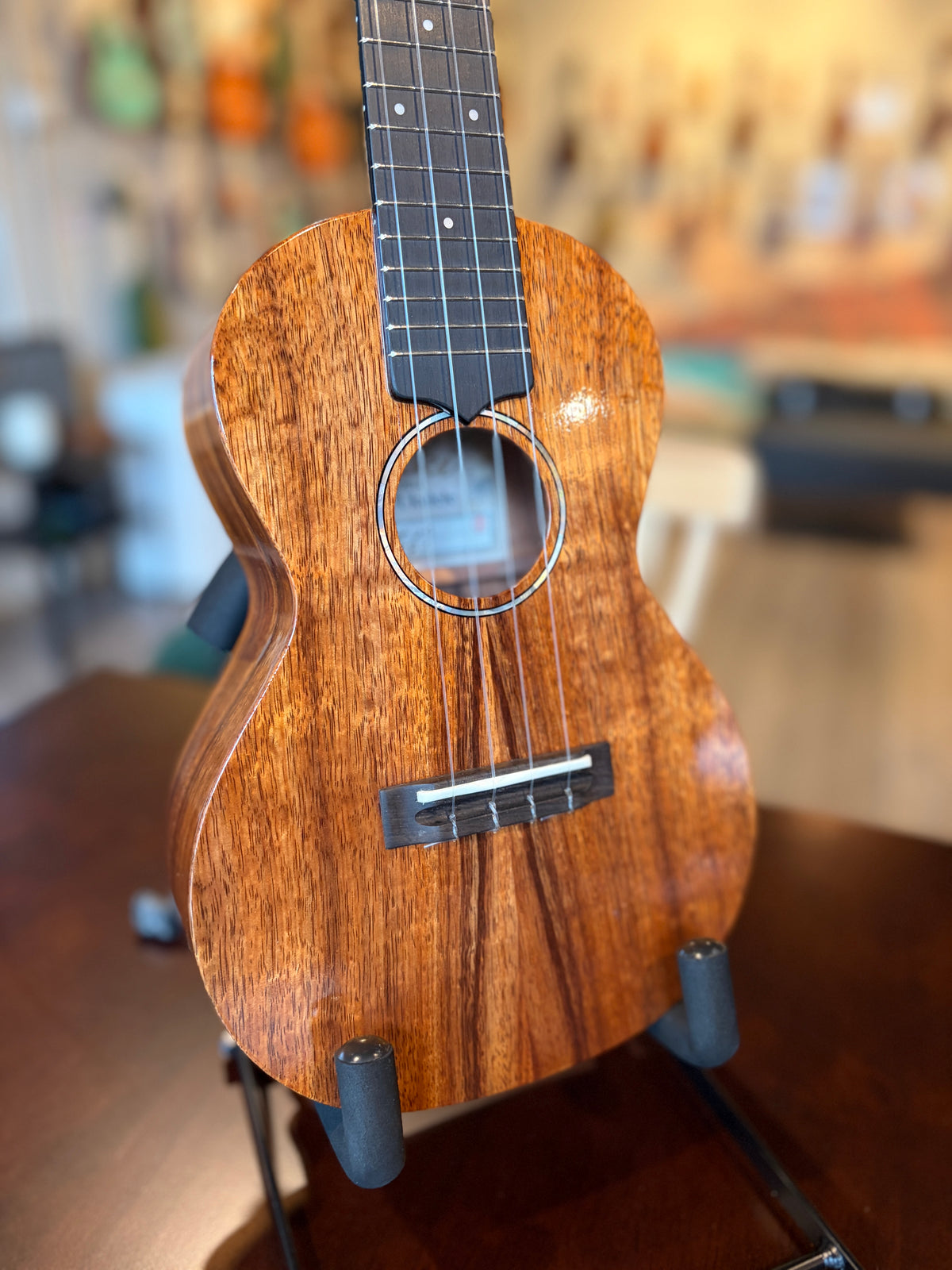 Tkitki Hawaiian koa/ ebony fretboard/ abalone rosette concert