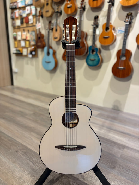 aNueNue Nino 520 Nylon Mini Guitar/ 6 Strings Baritone Ukulele White Winter