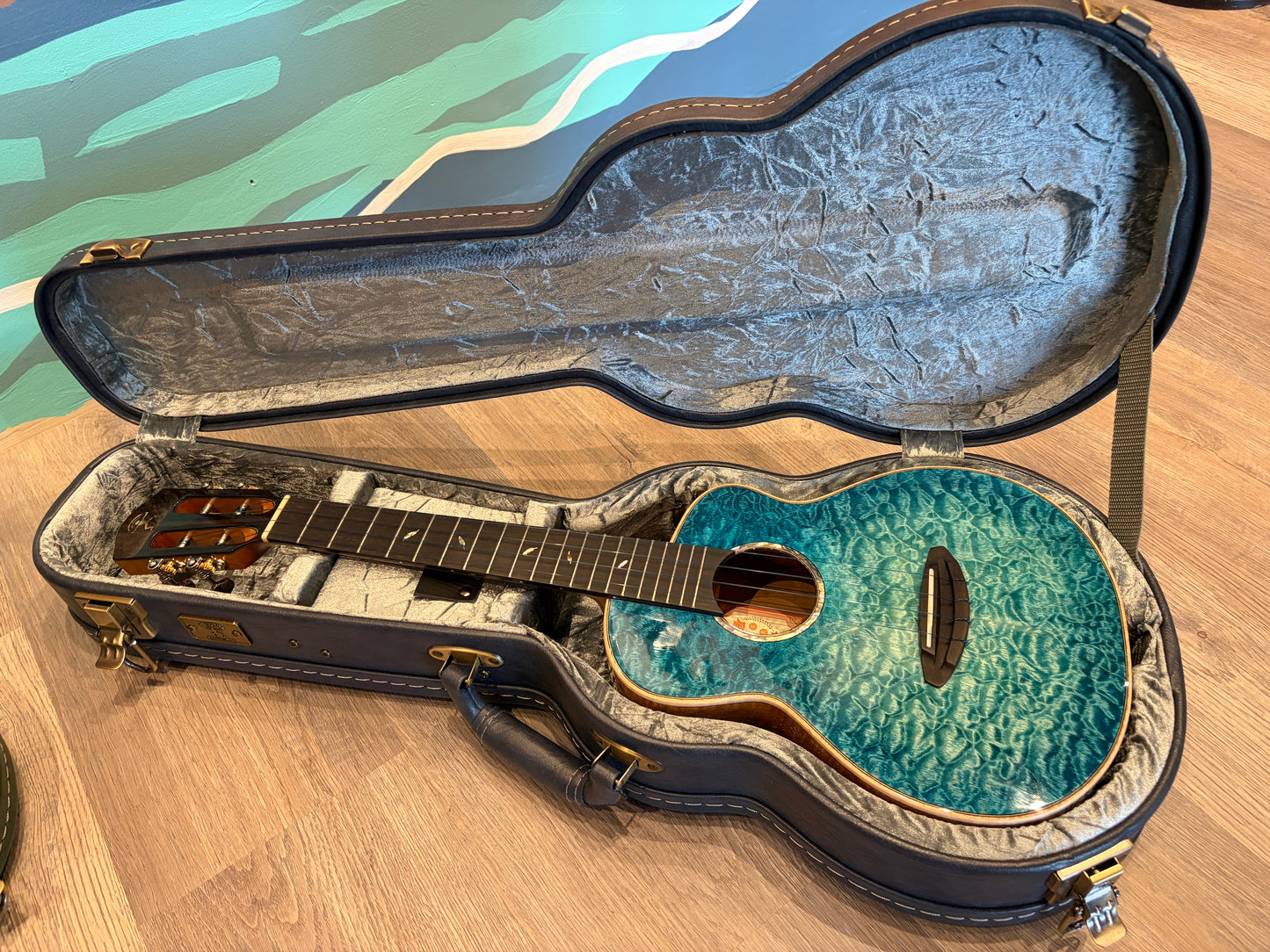 aNueNue UT188 Feather Bird Tenor