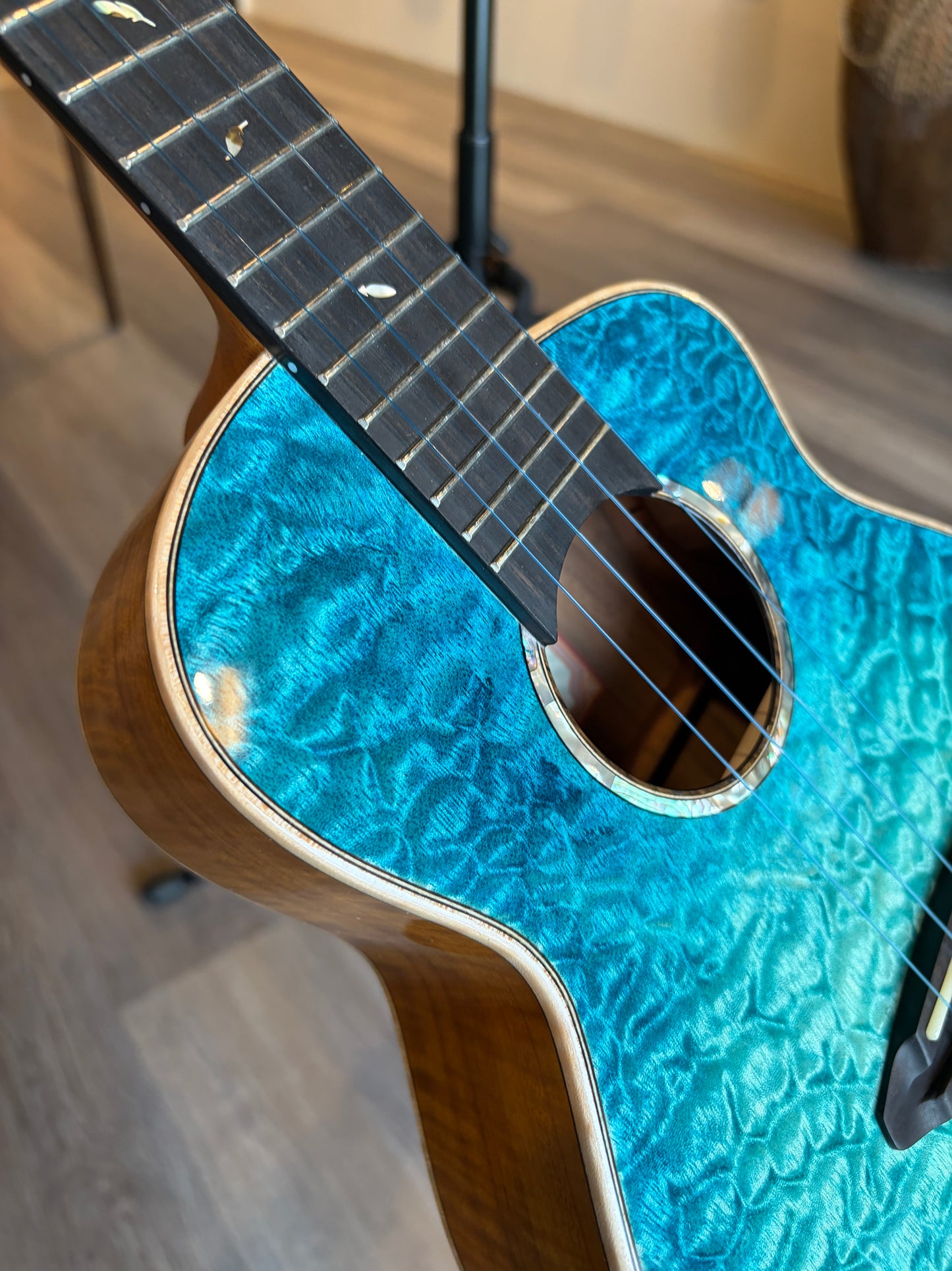 aNueNue UT188 Feather Bird Tenor