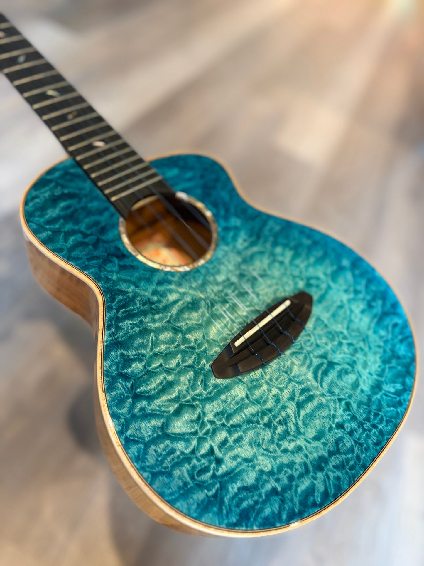 aNueNue UT188 Feather Bird Tenor